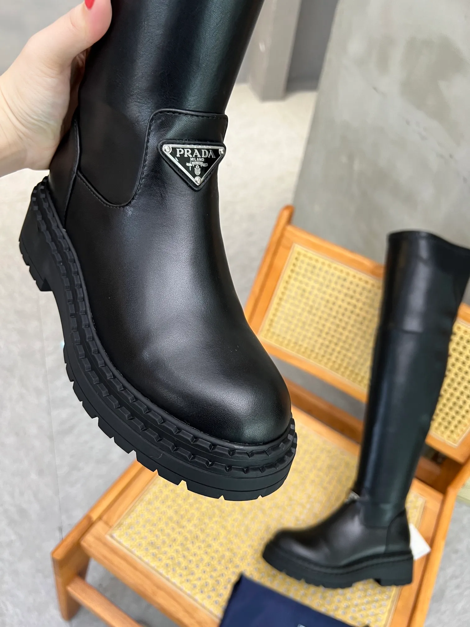 👟👟Ex-factory price 640👟👟 PRADA's top version of platform platform thick-soled pocket triangle logo. The original version is 1:1 customized and has been used by many Internet celebrities. This shoe has injection molded triangular letter luogo technology, which is very popular this year. Stretch boots can be worn for both leisure and sports... ❶Material: Customized cowhide ➕Boot elastic Pu. Injection-molded triangle logo ❷Inner lining: customized sheepskin ❹Outsole: original molded rubber outsole ❺Sole thickness: 4.5cm ❻Size: Women's 35-41.